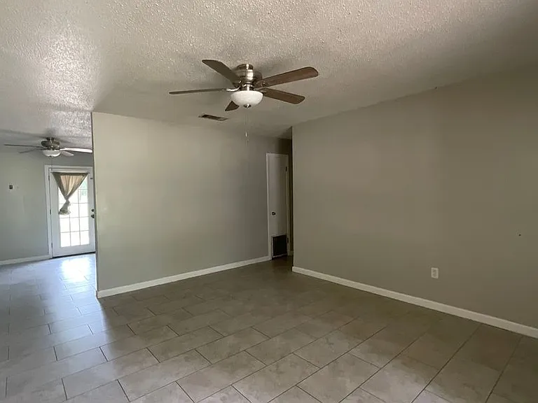 114 Powell Dr — Photo 4