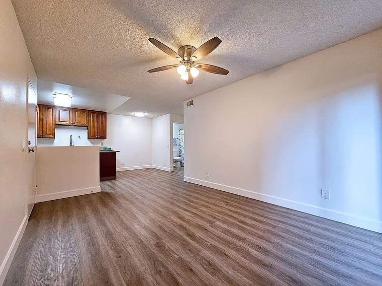 WELCOME TO THE VINE APARTMENTS! — Photo 2