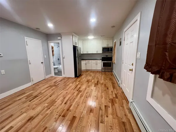 305A Beach 88th St, Rockaway Beach, NY 11693