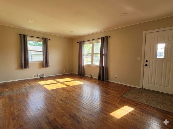 3rd image of 210 S Lenfesty Ave