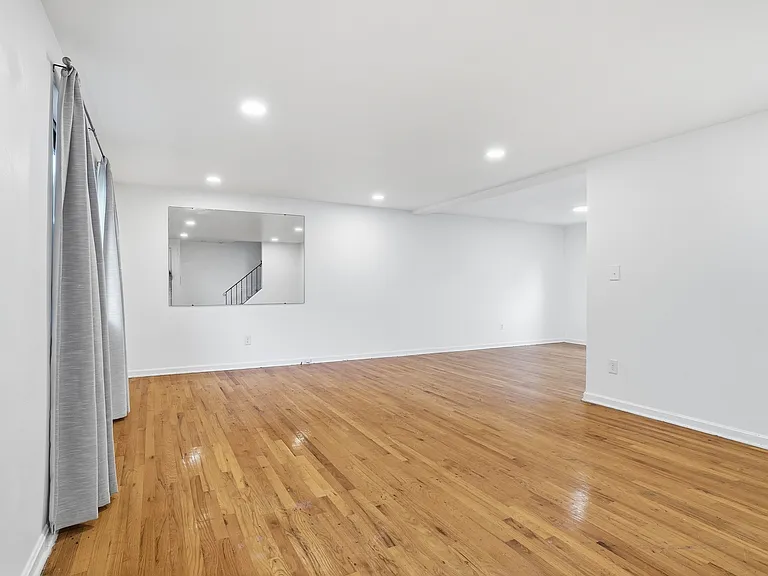 7895 Mark Dr — Photo 4