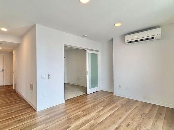 4th image of 987 Queen St #2511