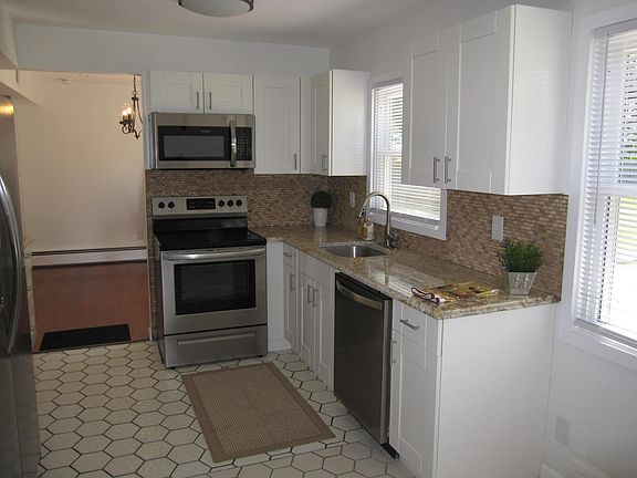 3rd image of 50 Manchester Ln