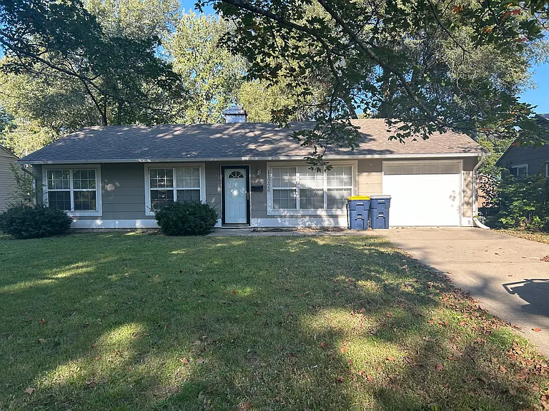 11226 Crystal Ave — Photo 1