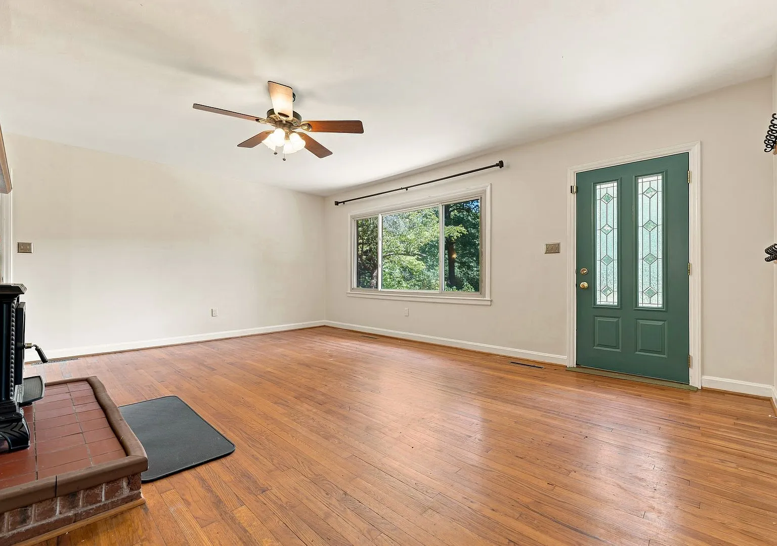 3 Bed+Bonus/1.5 Bath Home + 2 Fenced Acres - Available Now! — Photo 4