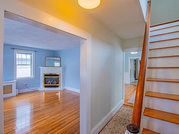 5th image of 49 Greenhood St