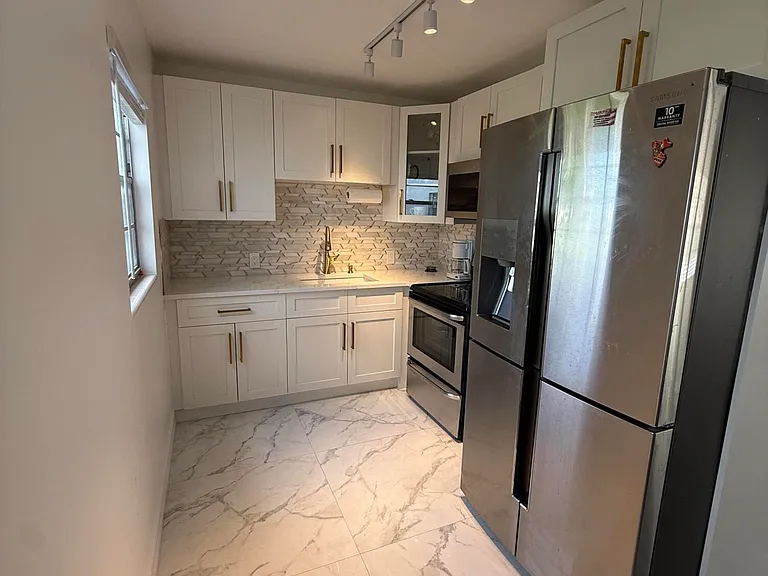 389 Fanshaw #389 — Photo 2
