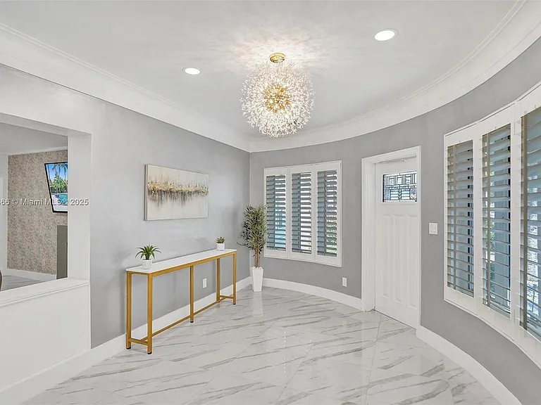 725 Harrison St — Photo 3