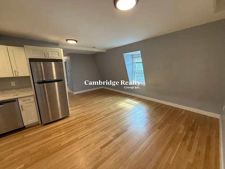 91 Munroe St #3R — Photo 1