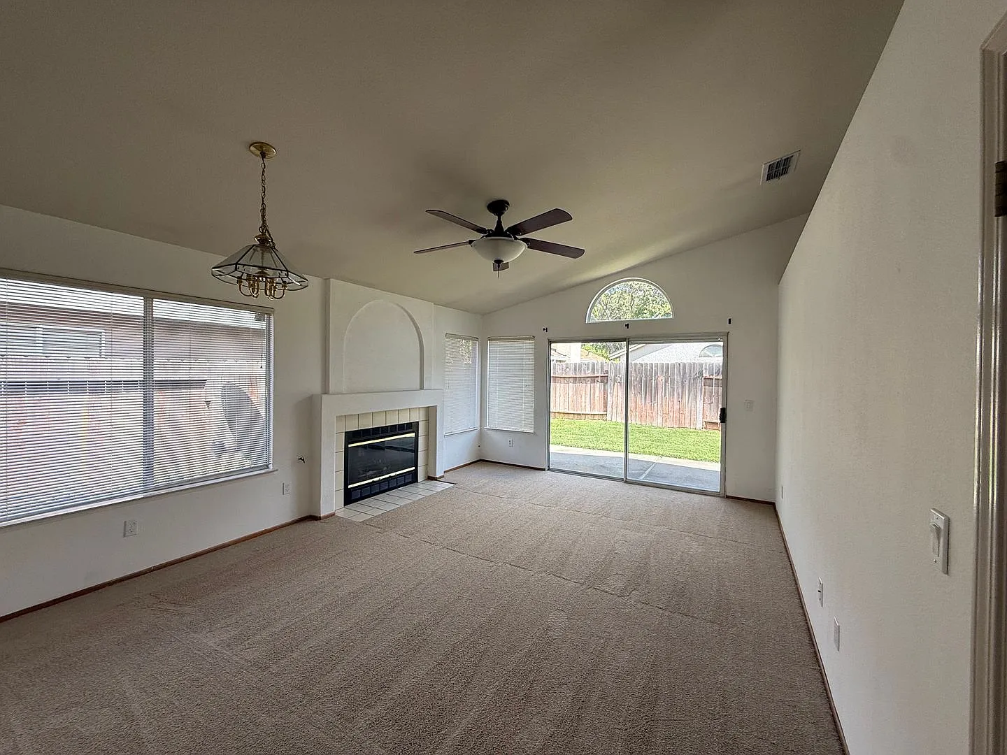 3 bed / 2 bath | Elk Grove Home Available Now — Photo 4