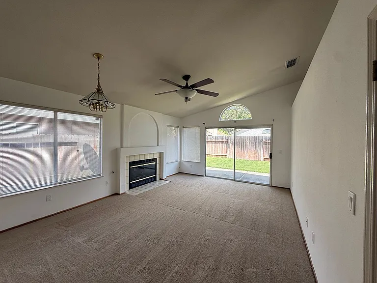 6415 Shasta Creek Way — Photo 4