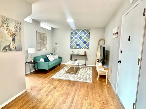 5445 Chippewa St APT 4A, Saint Louis, MO 63109