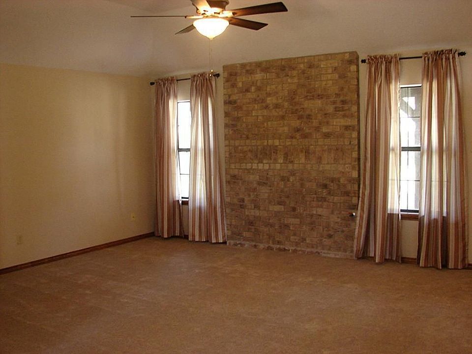 2nd image of 2208 Plunkett St