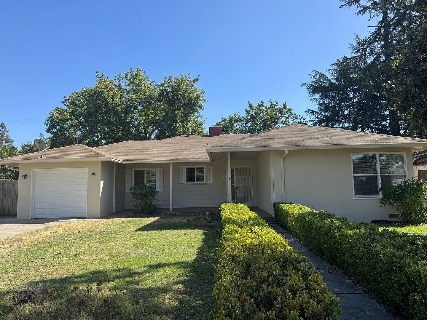 Three Bed, One Bath Home In Lincoln Village — Photo 1