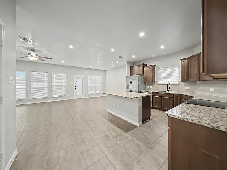 1475 Shadow Hill Ln — Photo 6