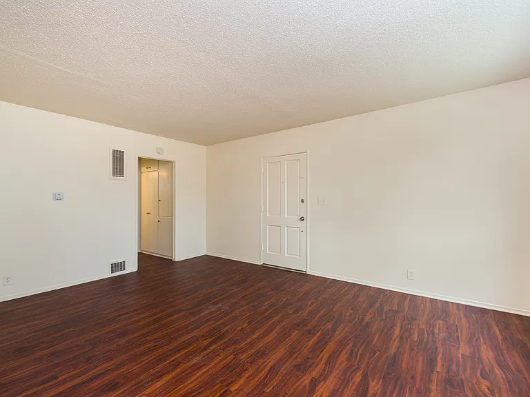 Southwinds Apartments — Photo 11