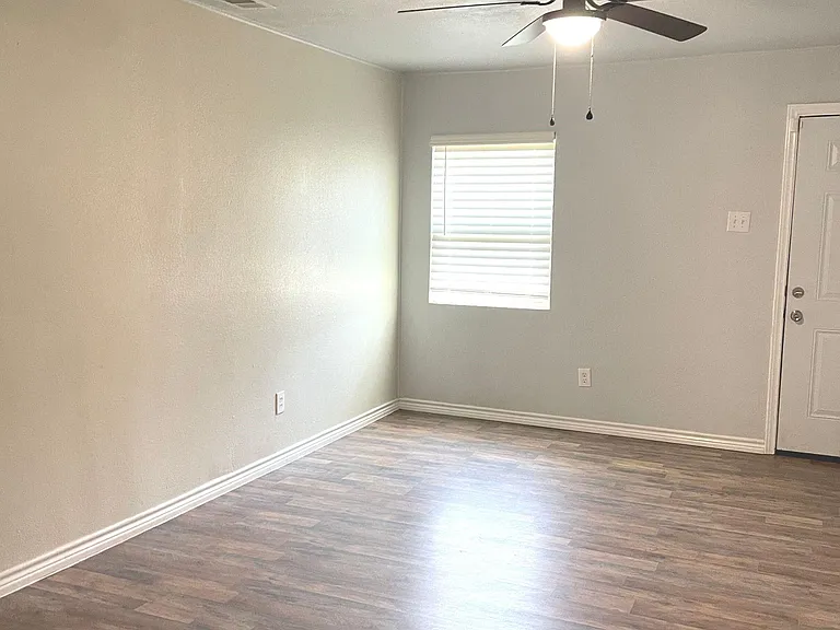 3921 Avenue H — Photo 6