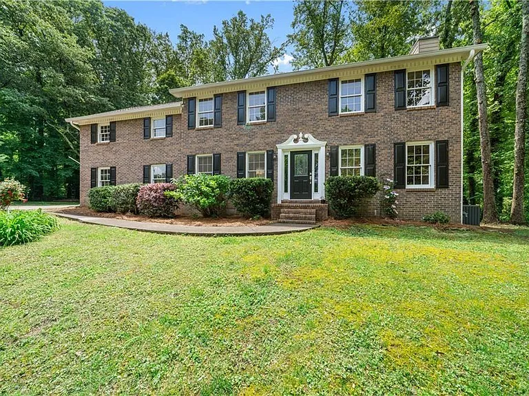 4752 Forest Glen Ct NE — Photo 3