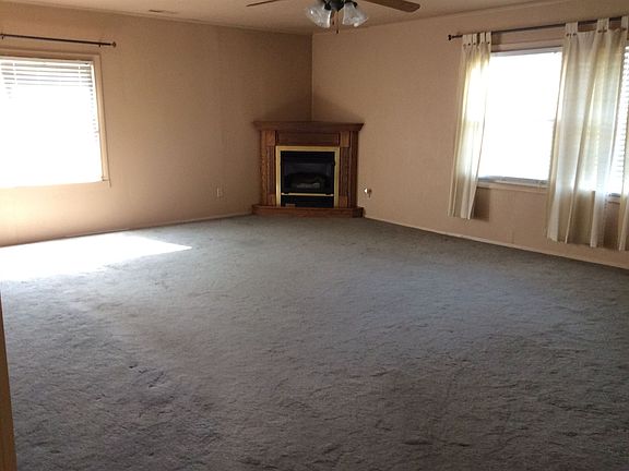 3rd image of 2746 E Center Dr