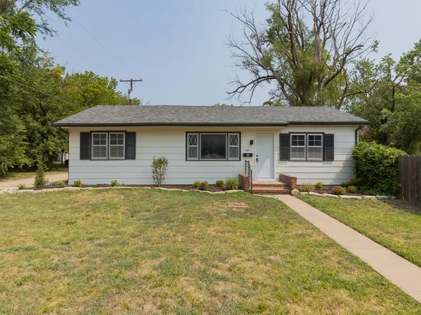 320 E 5th St, Halstead, KS 67056