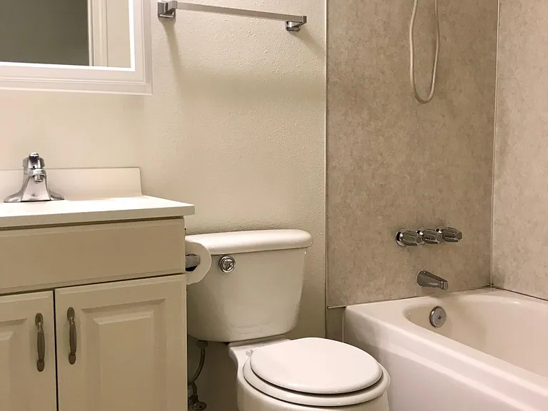 Tidy bathroom.