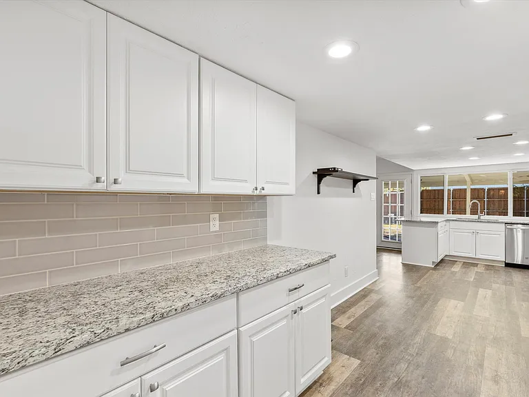 2814 Lindbergh Dr — Photo 15