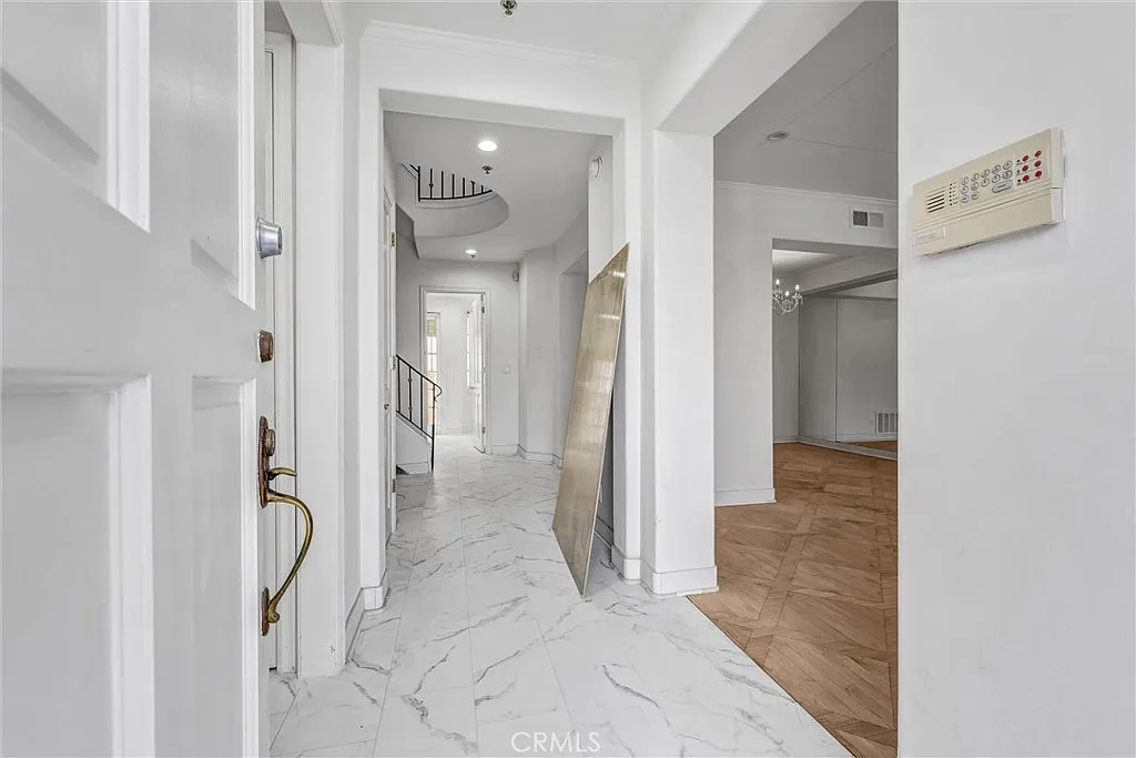 3 bed, 2037 sqft, $8,600 — Photo 3