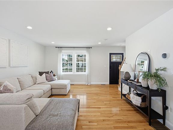 5th image of 148 Hunts Ave