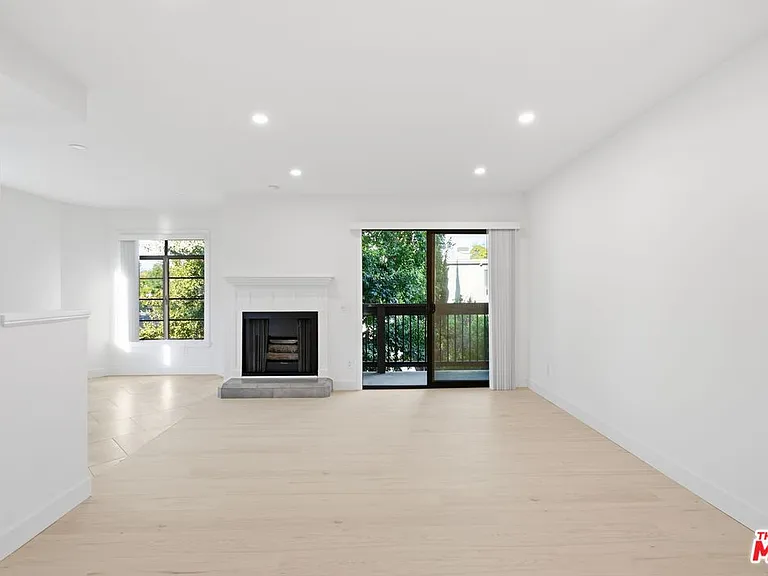 13025 Moorpark St #208 — Photo 2