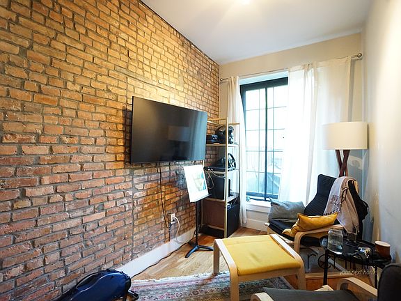 4th image of 814 Saint Johns Pl #2L