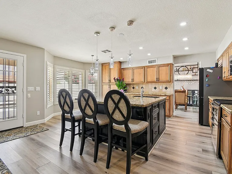 704 E Windsor Dr — Photo 2