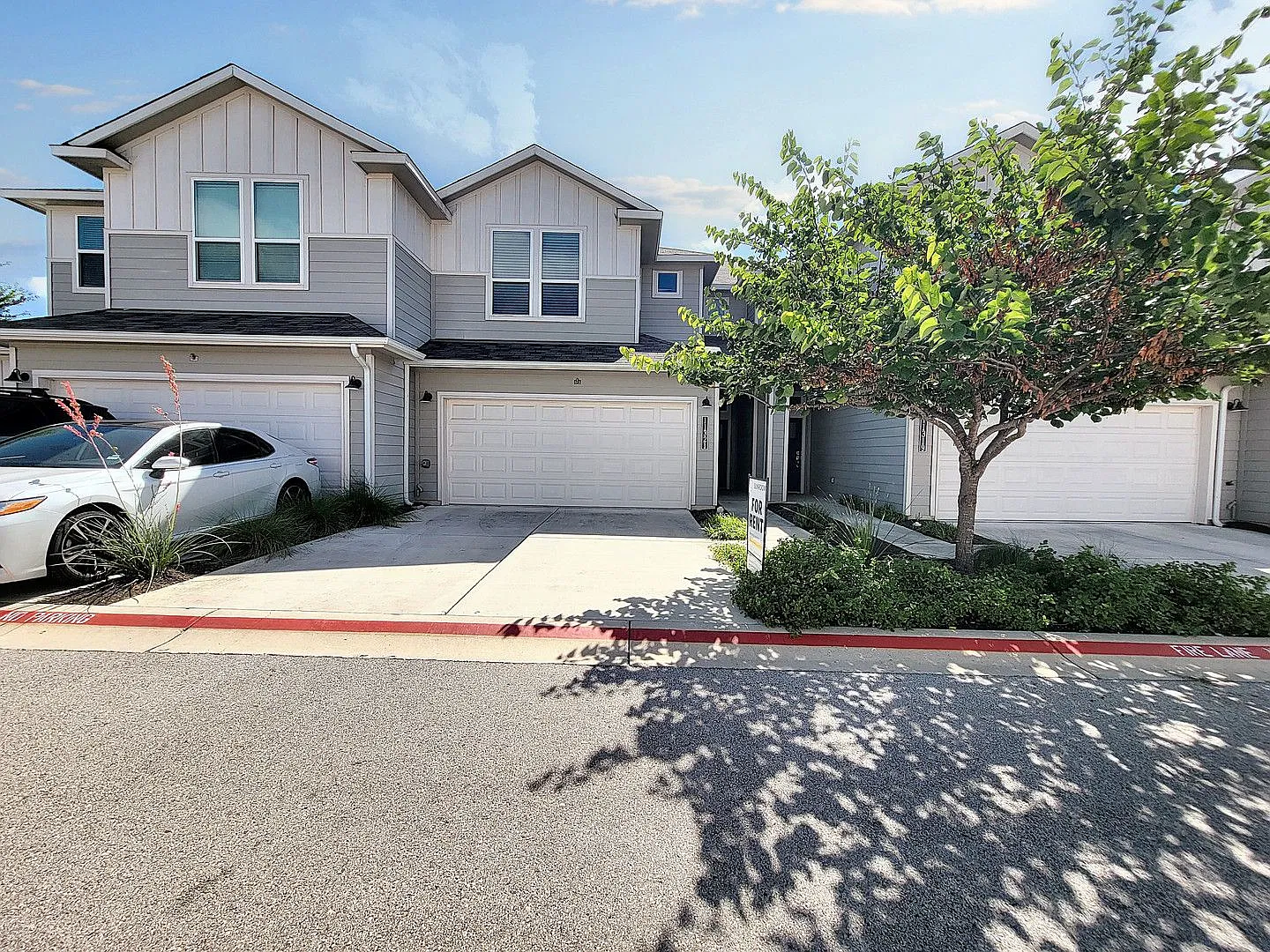 Modern Comfort in a Prime North Austin Location 3 Bed, 2.5 Bath Townhome in Creekside at Pioneer ... — Photo 1