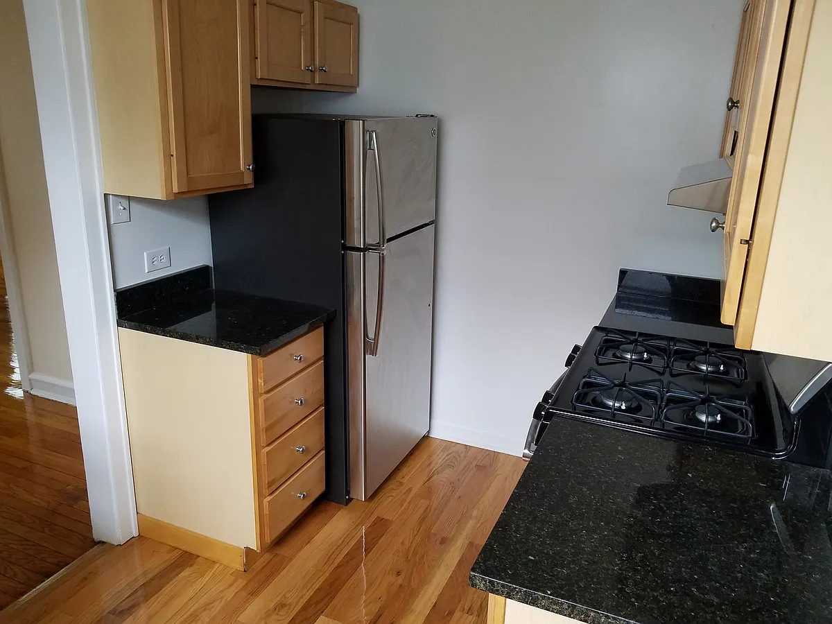 Building Photo - 1523 W Lunt Ave #1B