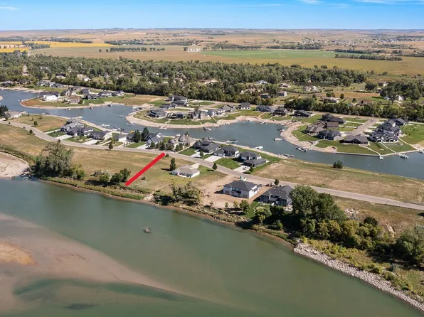 5924 Misty Waters Dr, Bismarck, ND 58503