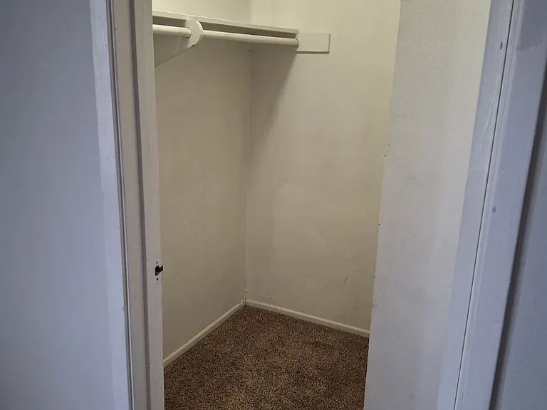 WALK IN CLOSET