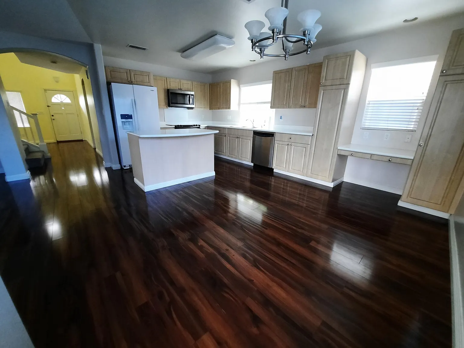 4 bed, 1719 sqft, $4,100 — Photo 3