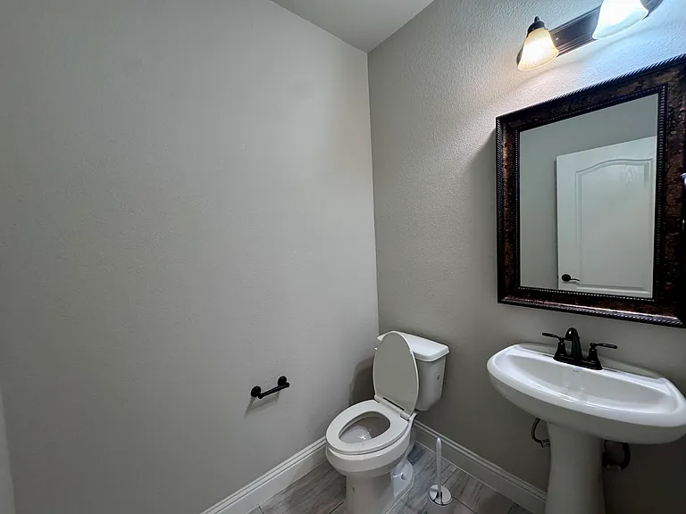 2113 Burke Dr — Photo 17
