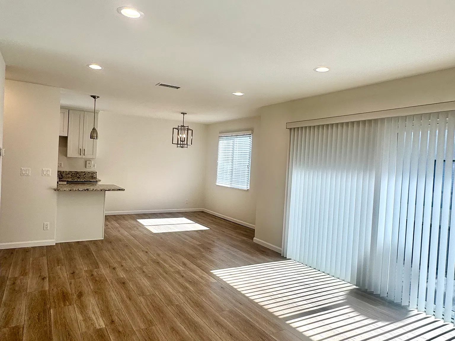 1612 S Bundy Dr — Photo 2