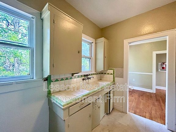 5th image of 320 E College St
