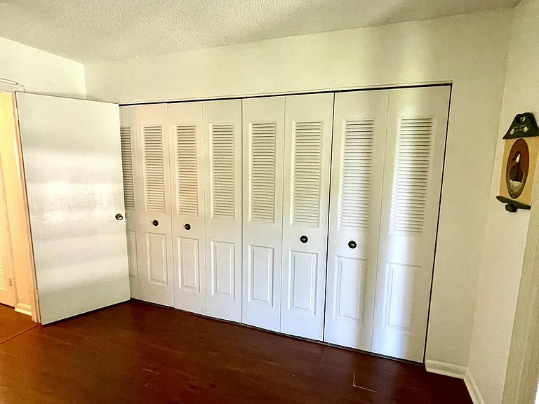 201 Canterbury Dr W #I — Photo 8