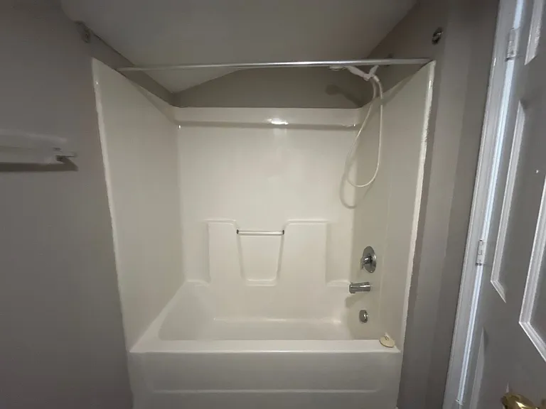 319 E Broadway St — Photo 10