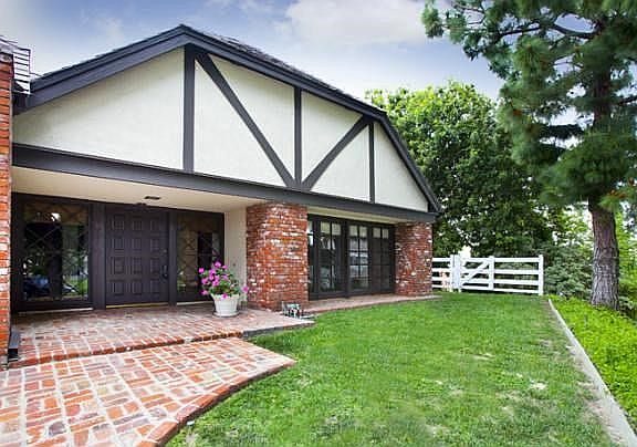 Front lawn/Main Entry