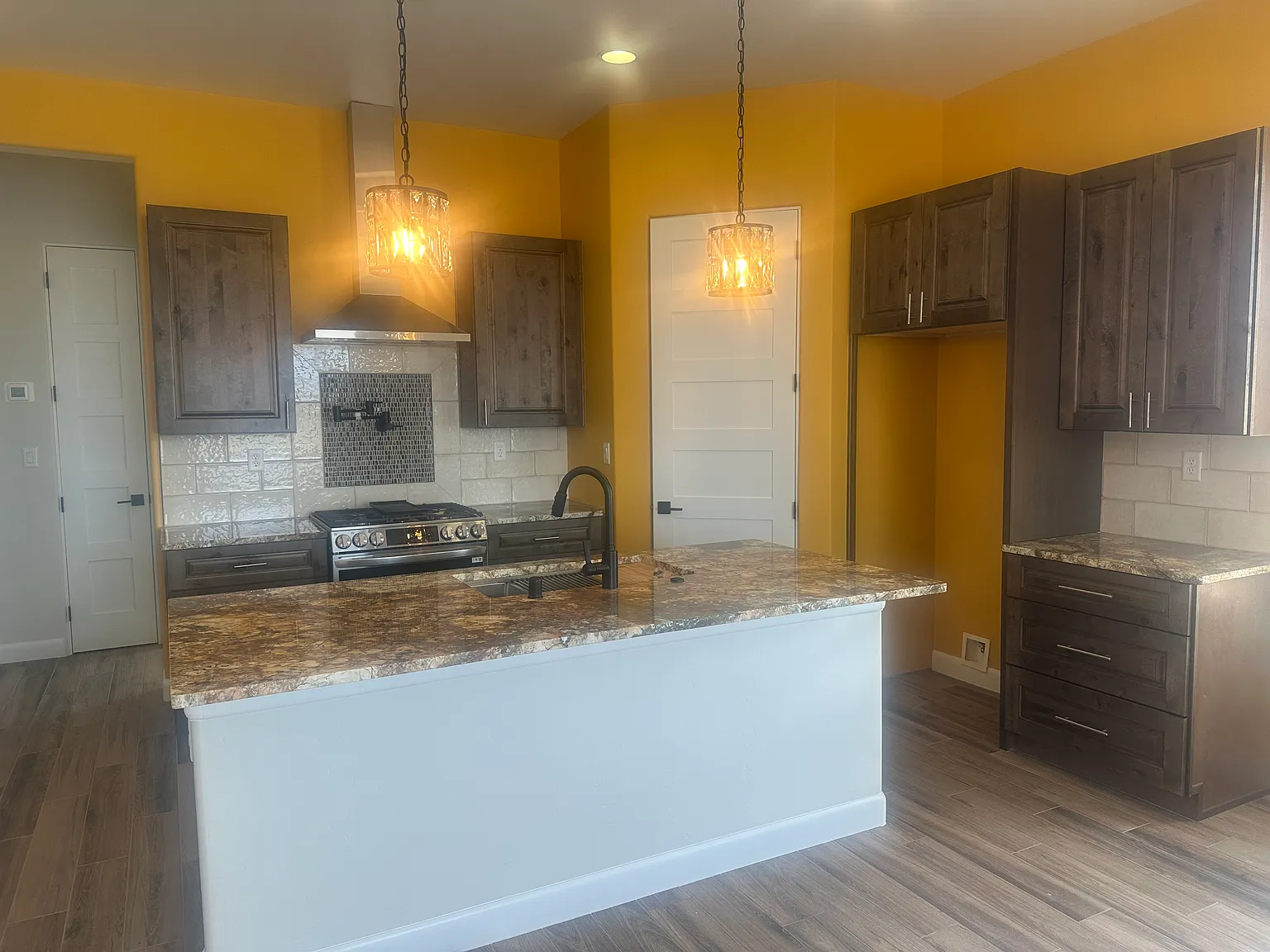 2 bed, 1200 sqft, $1,800 — Photo 3