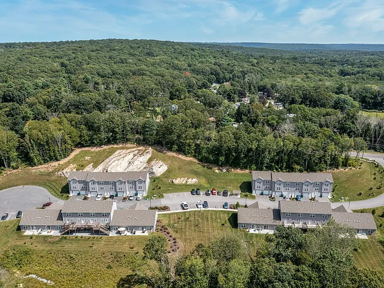 Ledyard Meadows - Bld 300-400 — Photo 15