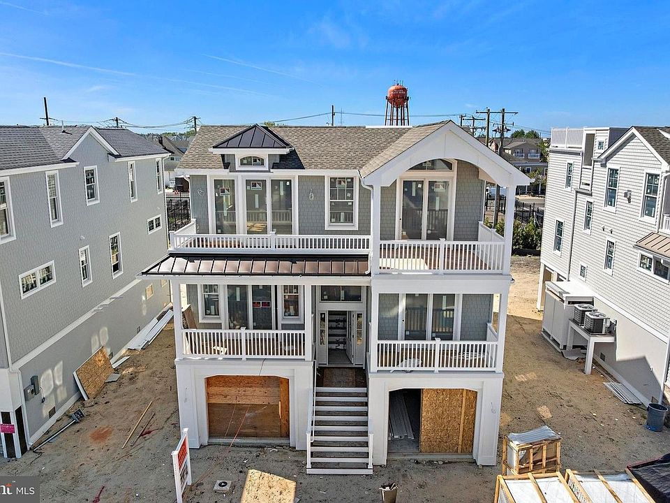 1st image of 318 3rd St