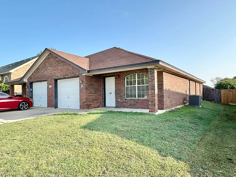 5007 John David Dr — Photo 1