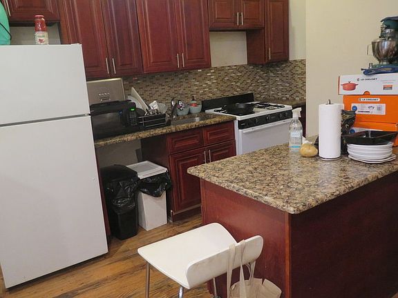 2nd image of 256A Kosciuszko St #2F