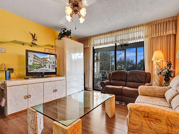 3rd image of 2871 Somerset Dr APT 216