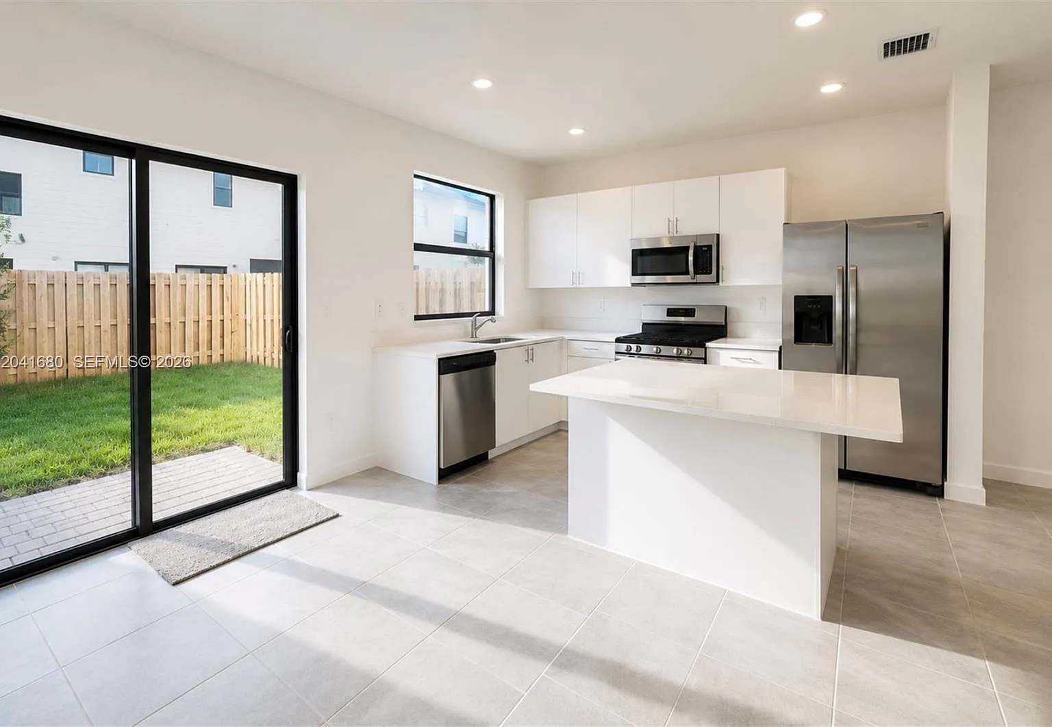 3 bed, 1328 sqft, $2,400 — Photo 3