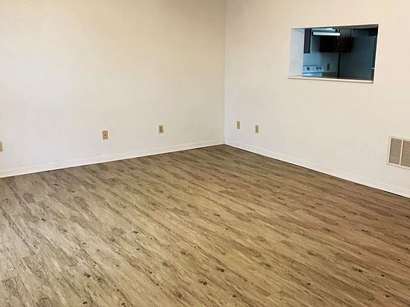 3rd image of 116 Faulkner Cir APT 2